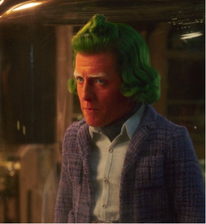 L'Oompa Loompa era vestito con un abito elegante viola a righe e stava uccidendo dei polli con la sua spada in legno, quando qualcosa esplose dietro di lui facendolo spaventare