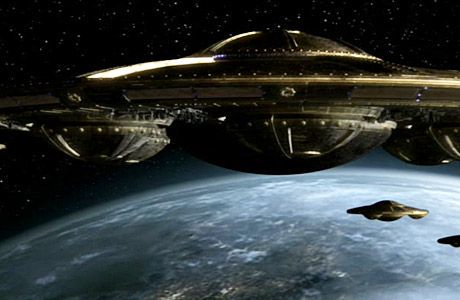 In quel momento ci fu un rumore dal cielo seguito da un terremoto e subito dopo il cielo fu oscurato da un gigantesco ufo ramato, dal quale stavano uscendo delle saliere metalliche? È si, sembravano davvero dei barattoli volanti e alieni