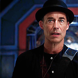 << Sta zitto HR! Sto aiutando Barry a salvare la città >> gli rispose male Cisco, che ancora non tollerava questa versione di Harrison Wells