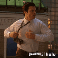 Davanti a lui apparve l'immagine di un giovane alto e muscoloso che si strappava la camicia bianca, rivelando la "S" del suo costume