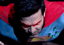 Superman vinse la spinta telecinetica e, quando alzò il volto, i suoi occhi brillavano di rosso, rendendolo spaventoso