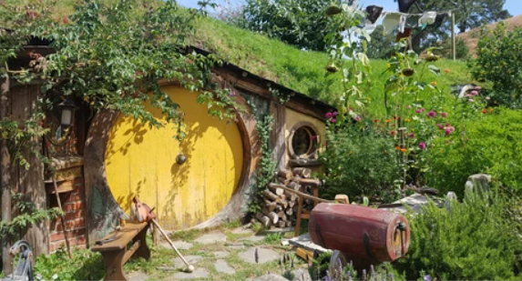Prese in braccio Emilia, che non aveva seguito la conversazione, troppo impegnata a osservare il paesaggio da disegnare, e si incamminò con i due Hobbit al seguito