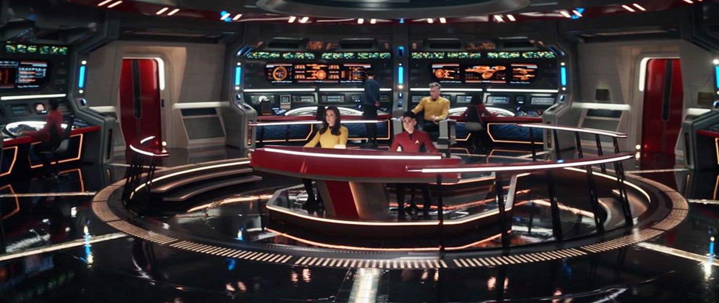 La porta si aprì con un sibilo preciso, rivelando la sala comandi della USS Enterprise