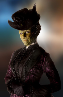 Emily annuì, pronta a chiedere altro sui Sontaran, ma il suo sguardo fu catturato da una figura rettiliana e femminile, vestita con un elegante abito vittoriano nero con sfumature viola