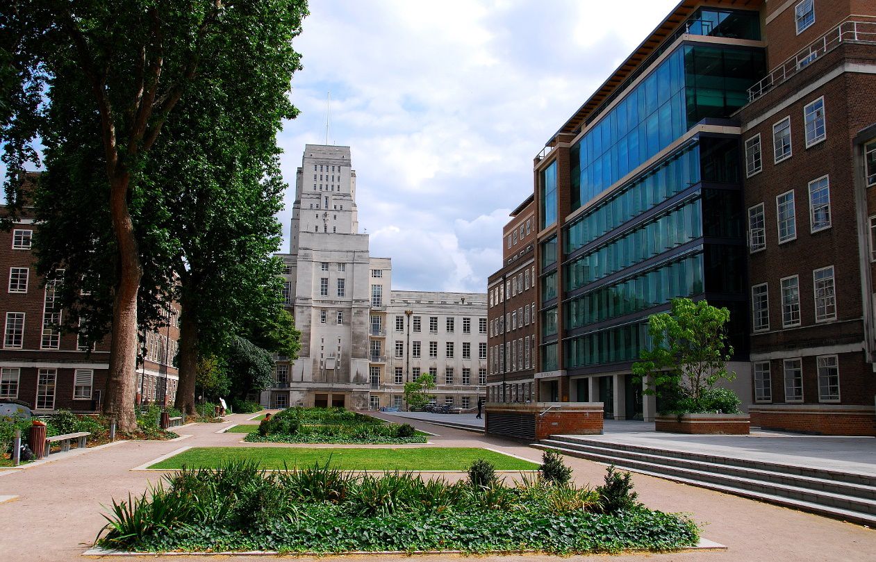 La Brikbeck University era un bell'edifico in vetro che emanava luce propria