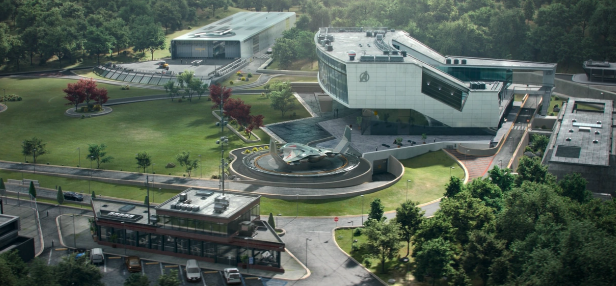 L'Avengers Compound era una struttura moderna e tecnologicamente avanzata immersa in un paesaggio verdeggiante