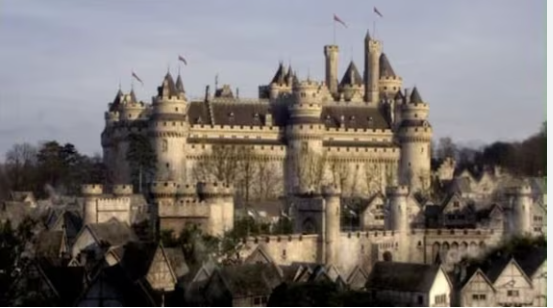 Davanti a loro si ergeva il castello di Camelot, immacolato e maestoso