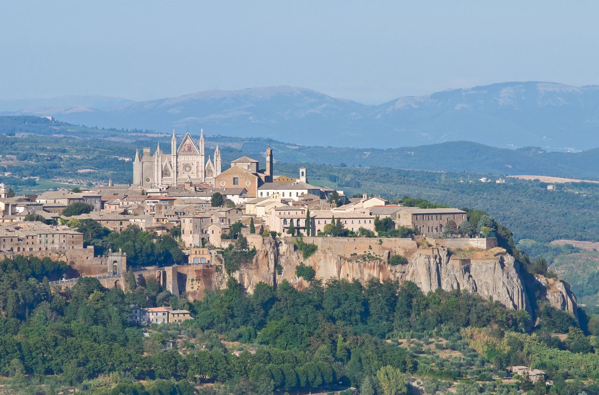 << Orvieto >> disse suo padre dietro di lei << è un bellissimo borgo, finita l'invasione ti ci potrei portare >>