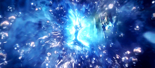 Si ricordava bene dall'ultima volta che, in questo luogo oltre la realtà, poteva vedere brevi scorci di vari mondi, immagini che mostravano infinite possibilità