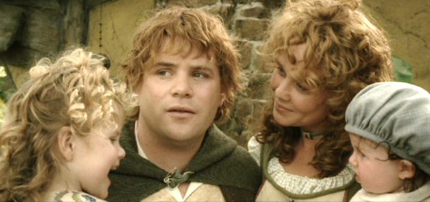 In quel momento, uno Hobbit dalla testa bionda e dal sorriso gentile uscì dalla casa, che si affacciava su un giardino meravigliosamente curato, segno evidente che qualcuno lì dentro aveva il pollice verde
